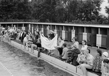 127491 Afbeelding van de supporters en deelnemers van de zwemwedstrijden voor de verpleegsters van het Diakonessenhuis ...